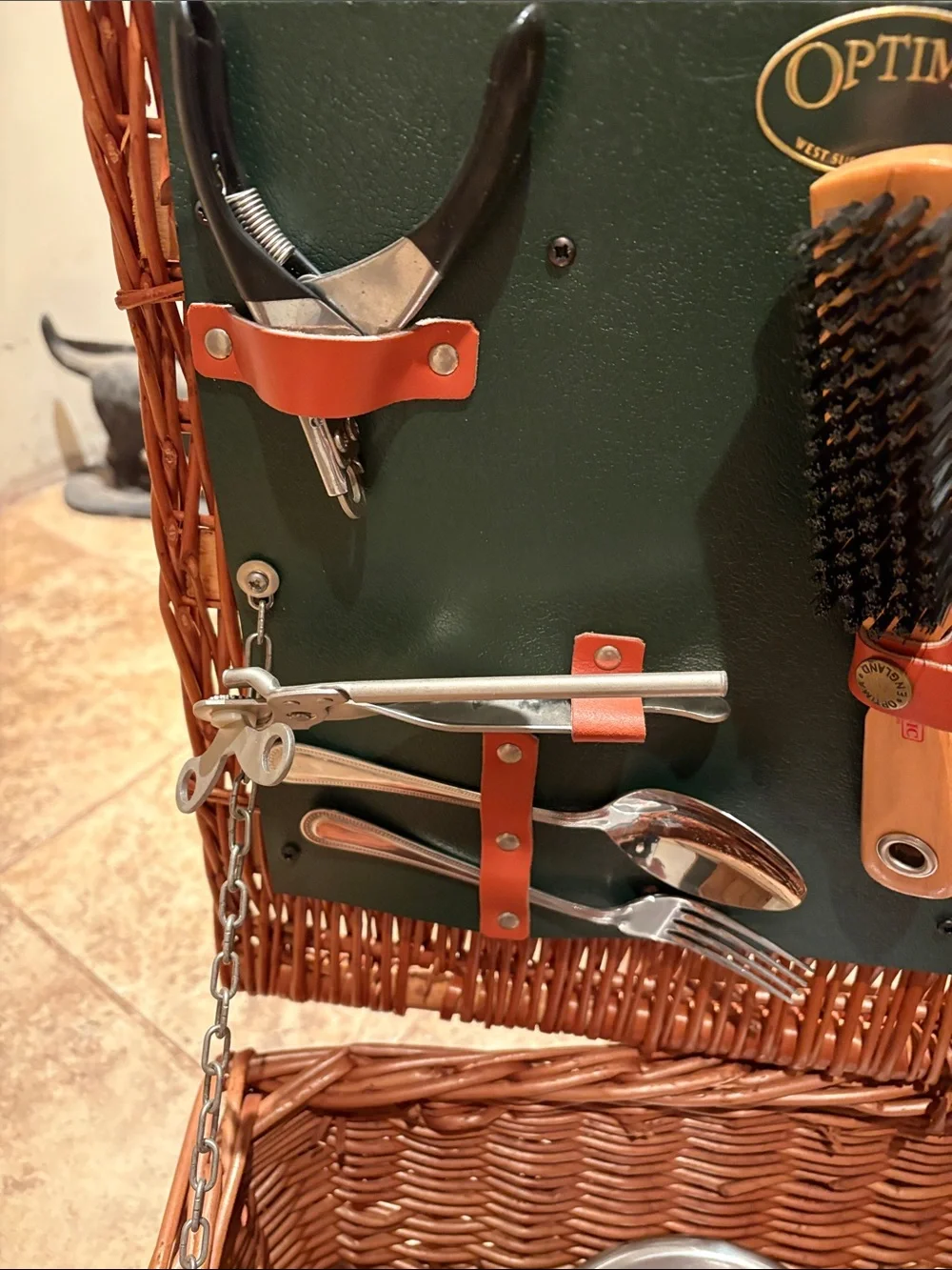 Optima Brown Wicker Pet Grooming Kit with Green Panel